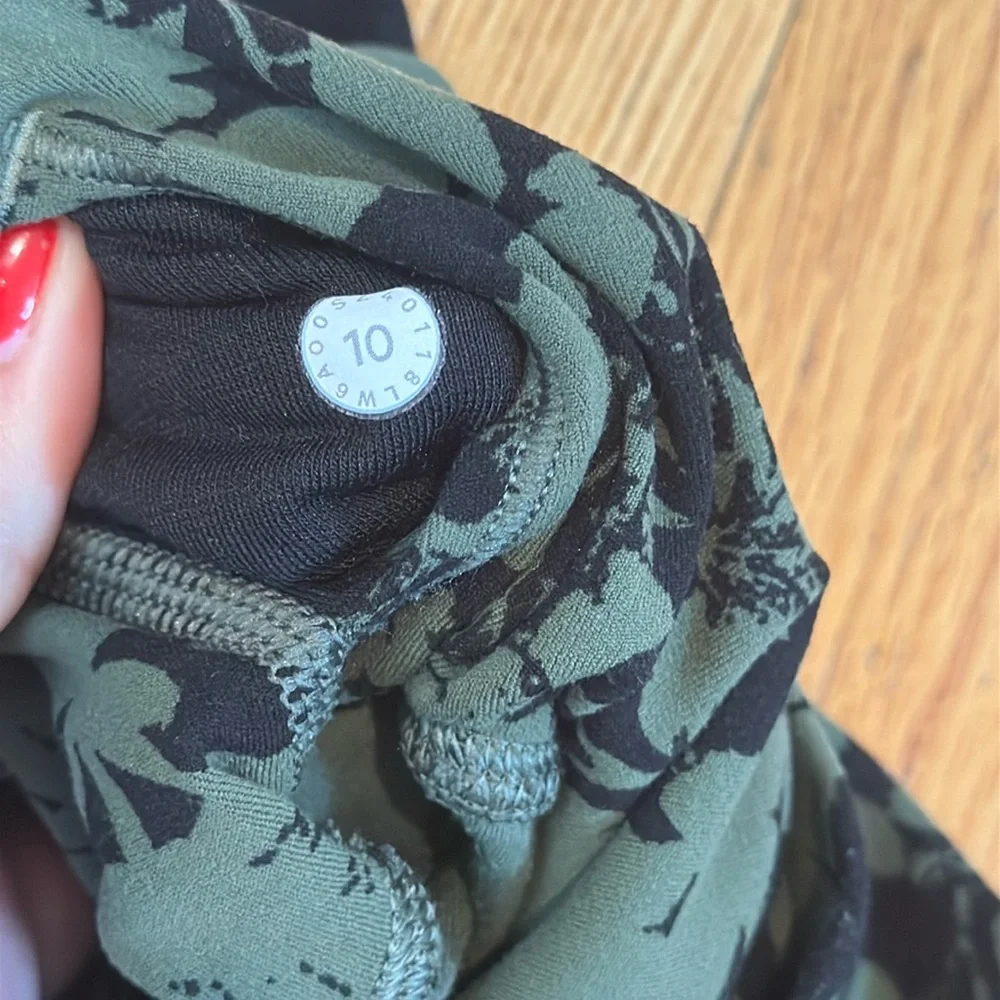 Lululemon Dark Green and Black Floral Capri Leggings Womens 10